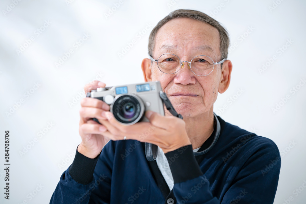 写真を撮るシニア男性