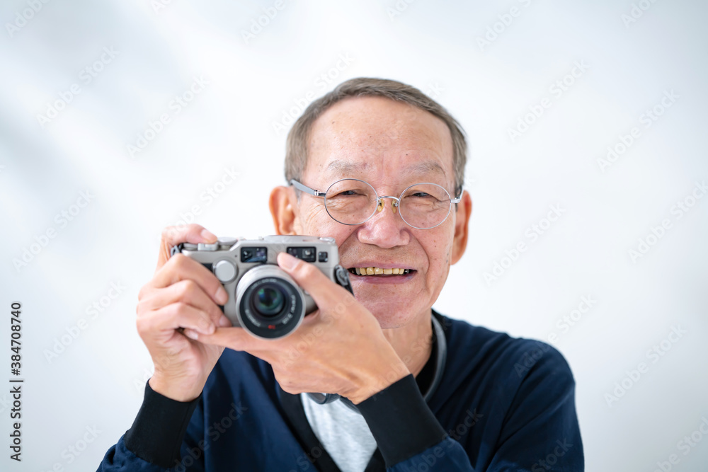 写真を撮るシニア男性 写真を撮るシニア男性