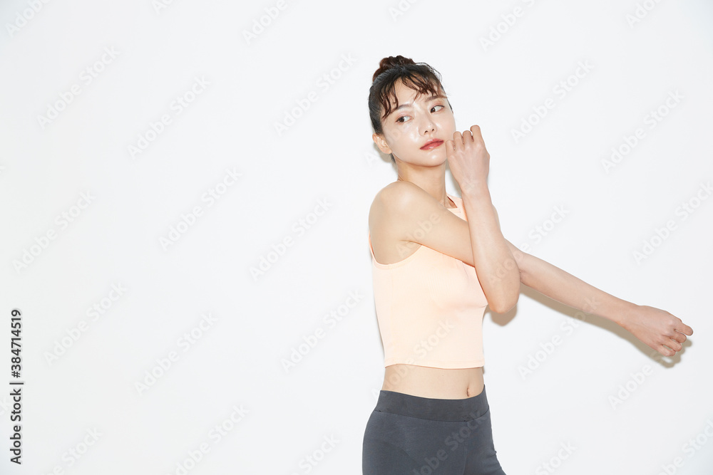 Obraz premium スポーツウェアのスリムな若い女性のポートレート