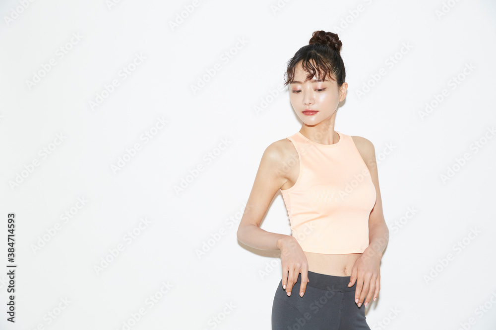 スポーツウェアのスリムな若い女性のポートレート スポーツウェアのスリムな若い女性のポートレート