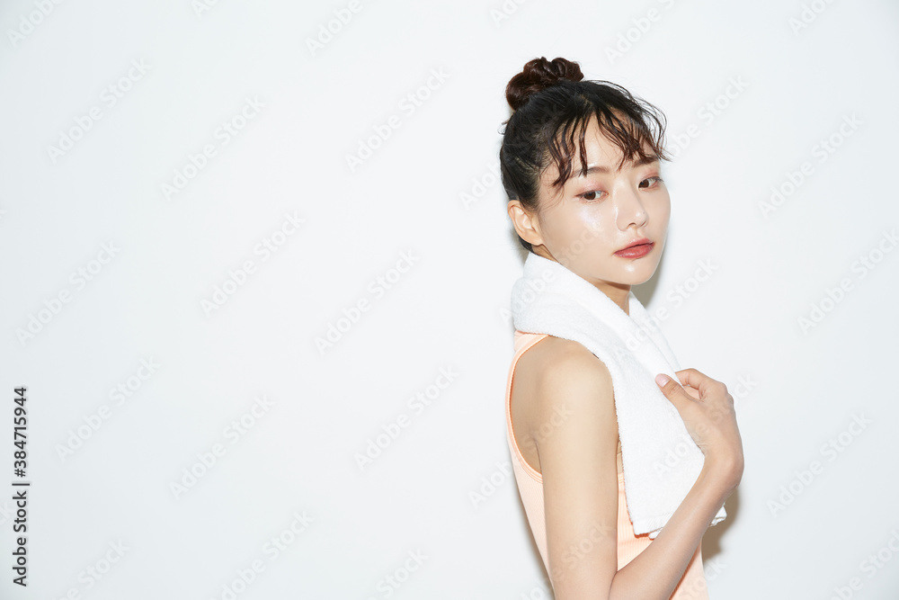 Obraz premium スポーツウェアのスリムな若い女性のポートレート