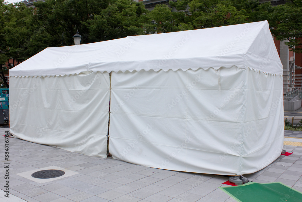 イベント用の白い仮設テント