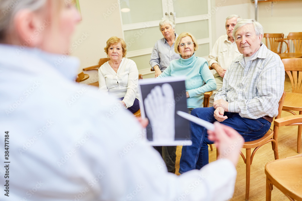 Obraz premium Ärztin macht ein Seminar zur Gesundheitsberatung und Vorsorge für Senioren