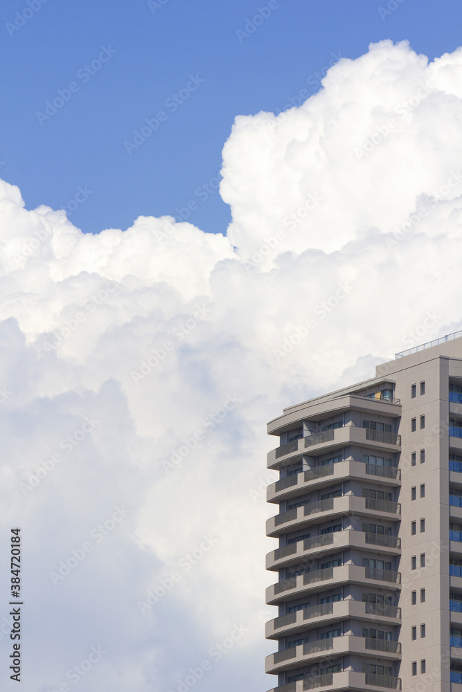 Fototapeta premium 高層マンションと青空と白い雲