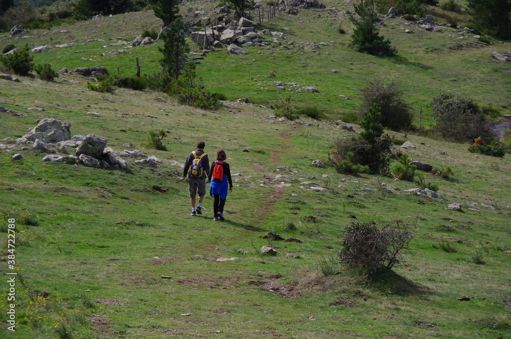 Fototapeta premium Couple homme femme qui randonne ensemble dans la montagne des plateaux en se tenant la main
