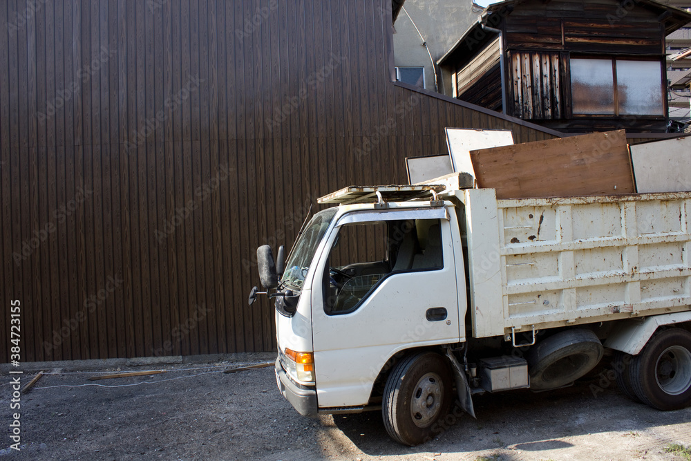 長屋住宅を改修した後の廃材を積んだトラック
