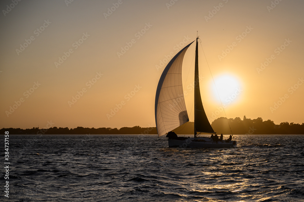 Segelboot gegen die Abendsonne