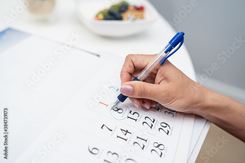 The pregnant woman marks the date of birth on the calendar.