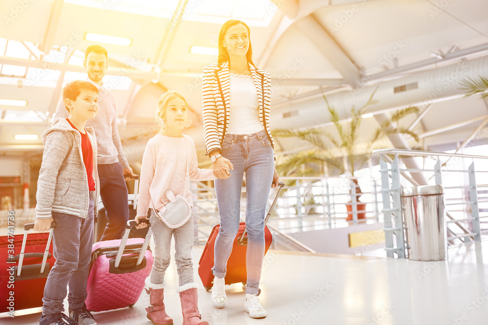 Familie im Urlaub am Flughafen mit Kindern