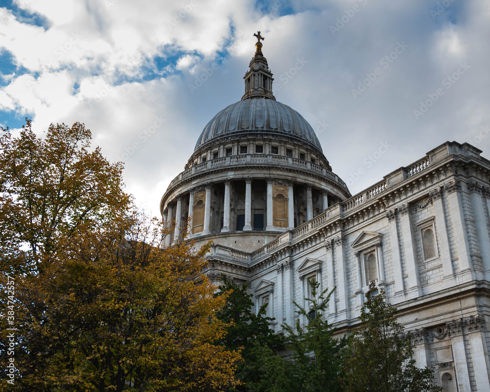 Fototapeta premium Autumn leaves around St Pauls Cathedral