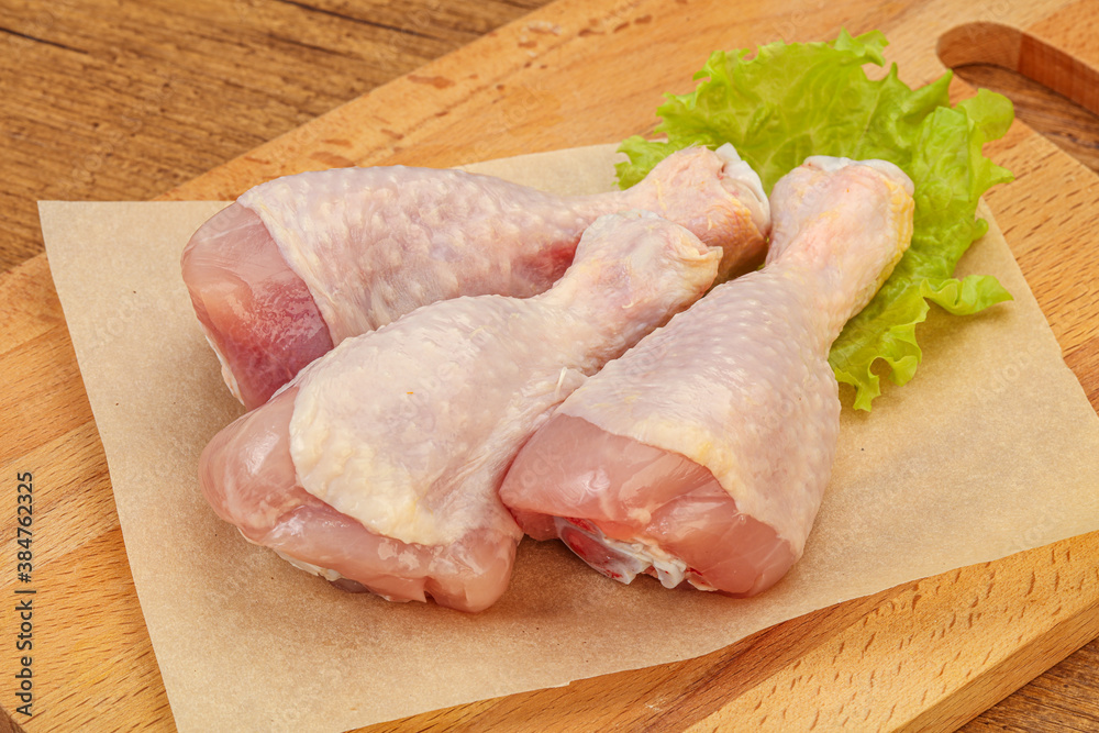 Raw chicken drumsticks for cooking