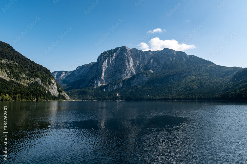 Obraz premium Great view of Dead Mountain above Altaussee lake. Dramatic and picturesque scene. Popular tourist attraction. Location place Austria alps, Altaussee, Europe.