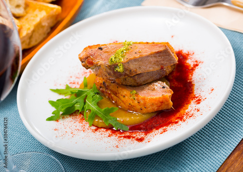 Duck breast on spicy mango sauce with arugula and smoked sweet pepper