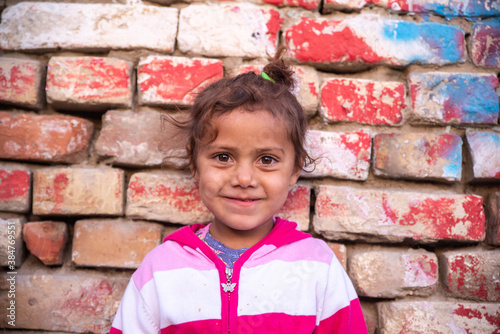 Foto A portrait of a beautiful little gypsy girl on the street