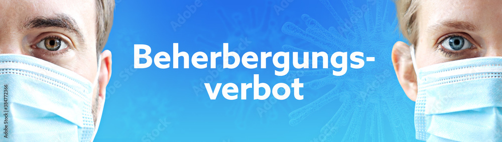 Beherbergungsverbot (Coronavirus). Gesichter von Mann und Frau mit Mundschutz. Paar mit Maske vor blauen Hintergrund mit Text. Virus, Atemmaske, Corona Beherbergungsverbot (Coronavirus). Gesichter von Mann und Frau mit Mundschutz. Paar mit Maske vor blauen Hintergrund mit Text. Virus, Atemmaske, Corona