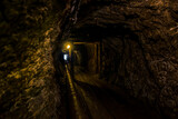 podziemny tunel w starej kopalni