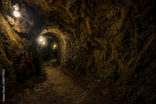 kamienne przejście przez gó®ski tunel