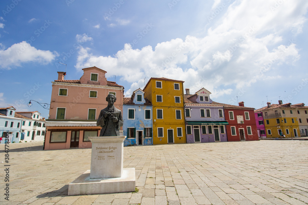 Piazza di Burano: palazzi colorati