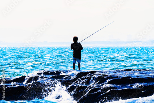 【シルエット】岩場での釣り風景 © travel