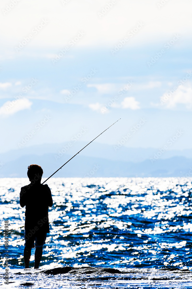 【シルエット】岩場での釣り風景 【シルエット】岩場での釣り風景