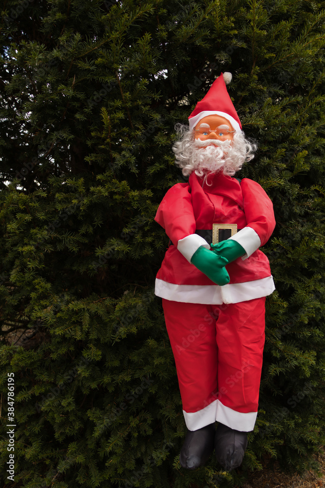 Obraz premium Père Noël décoration grandeur nature avec fond blanc texture neige et sapin pour carte de vœux joyeux Noël