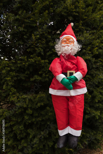 Père Noël décoration grandeur nature avec fond blanc texture neige et sapin pour carte de vœux joyeux Noël