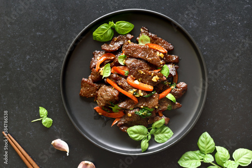 Fotografia Thai style stir-fry beef with vegetables on plate