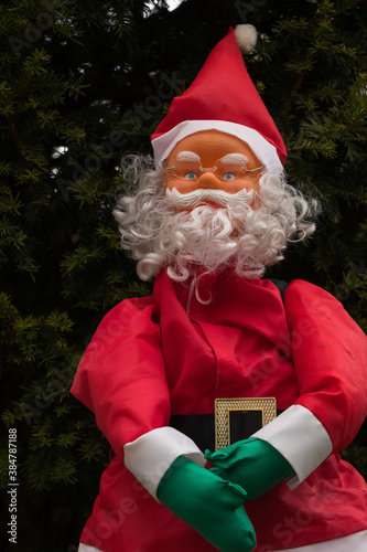 Père Noël décoration grandeur nature avec fond blanc texture neige et sapin pour carte de vœux joyeux Noël