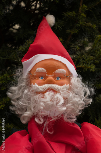 Père Noël décoration grandeur nature avec fond blanc texture neige et sapin pour carte de vœux joyeux Noël