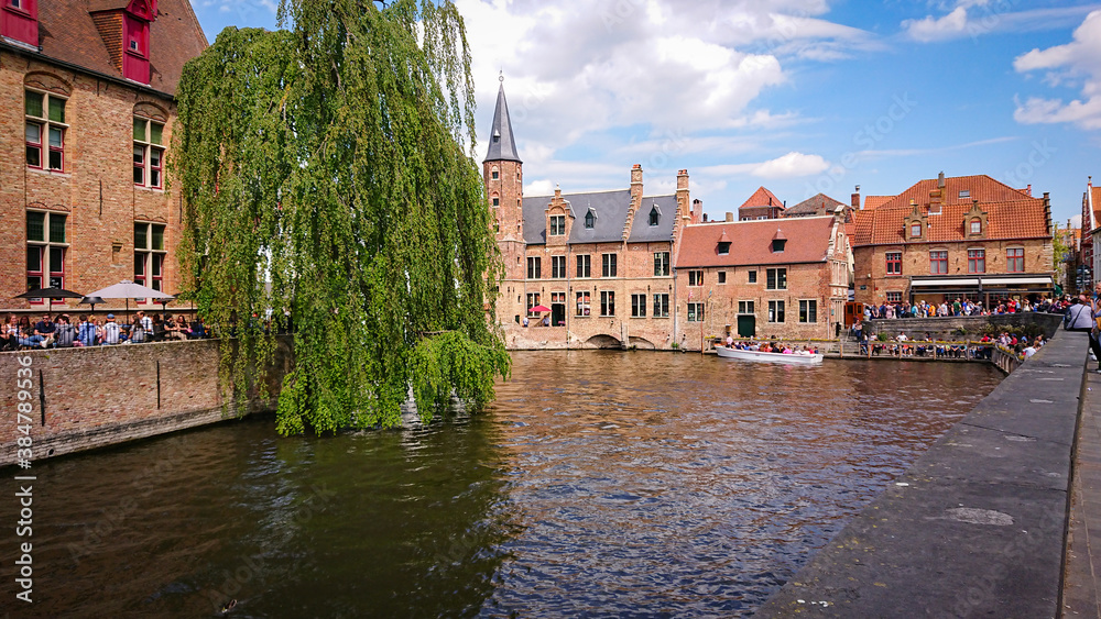 Obraz premium Bruges, Belgium - May 12, 2018: Tourists And Locals Walk On A Sunny Day