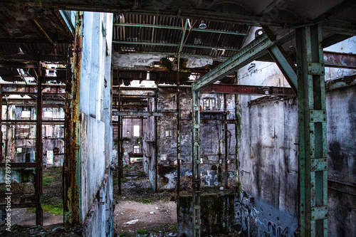 Interior de estructura metálica de varios niveles de fabrica abandonada