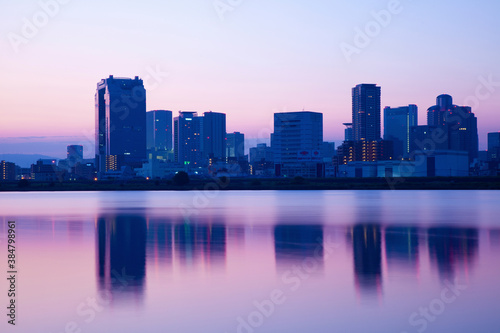 大阪淀川に映る北区のビル群 © Paylessimages