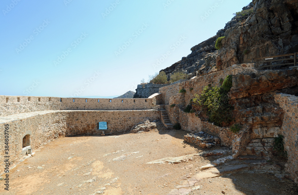 La demi-lune Michiel de la forteresse de Spinalonga à Élounda en Crète La demi-lune Michiel de la forteresse de Spinalonga à Élounda en Crète