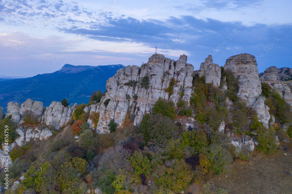 Naklejka premium beautiful mountains with unusual ledges and tales against the background of the sky and the valley