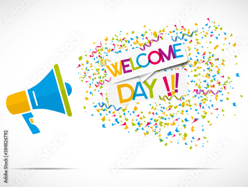 mégaphone avec mot multicolore "welcome day"