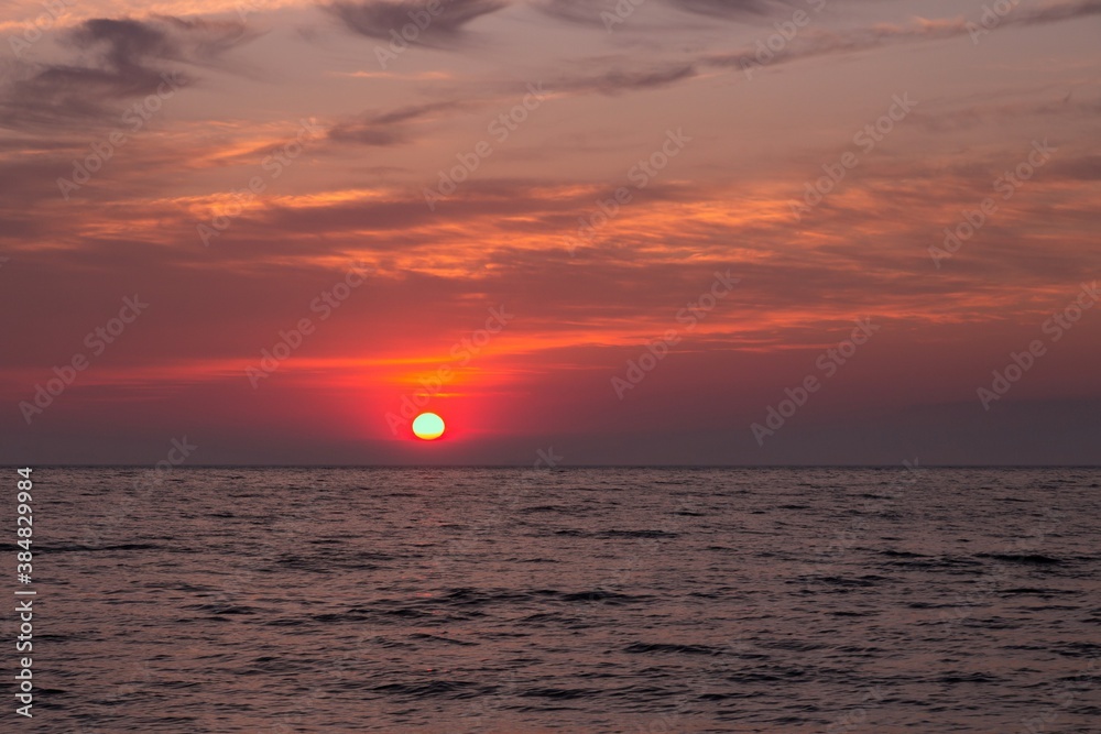 romantischer Sonnenuntergang am Meer