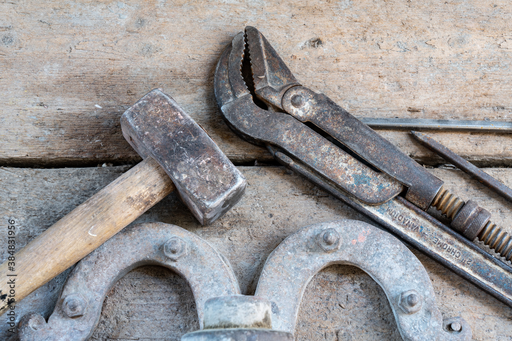 Hammer, Meisel und Zange auf einer Werkbank Hammer, Meisel und Zange auf einer Werkbank