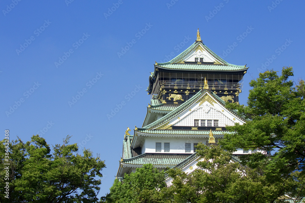 大阪城の天守閣と青空