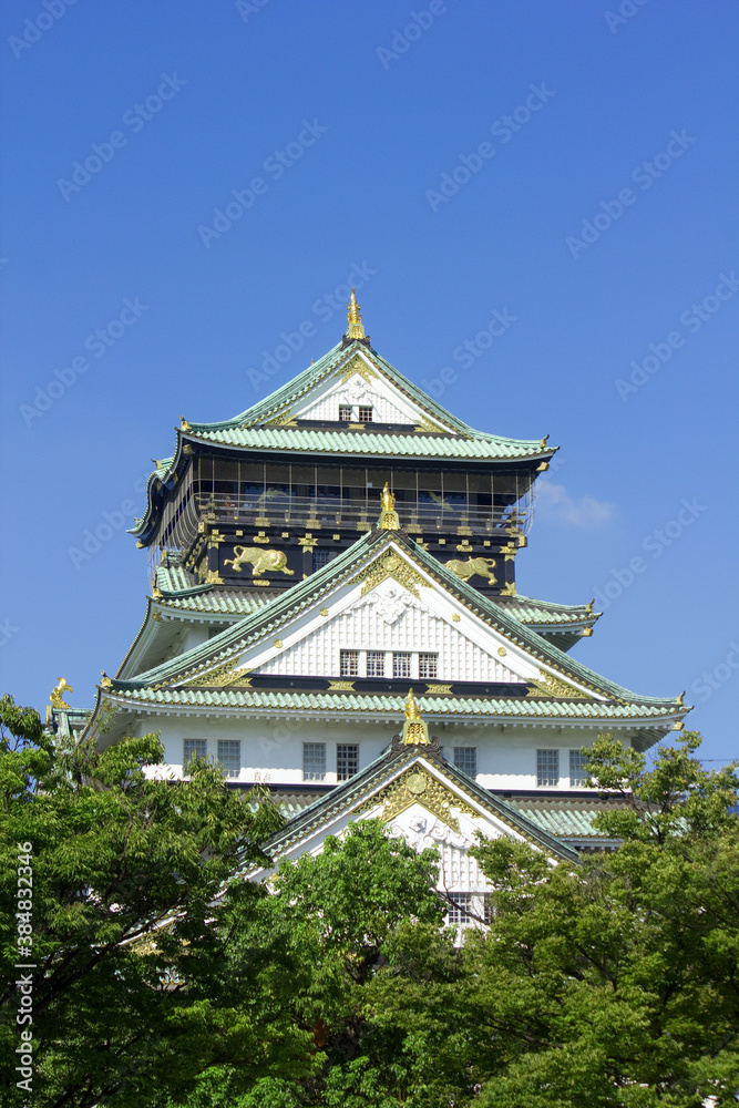 大阪城の天守閣と青空