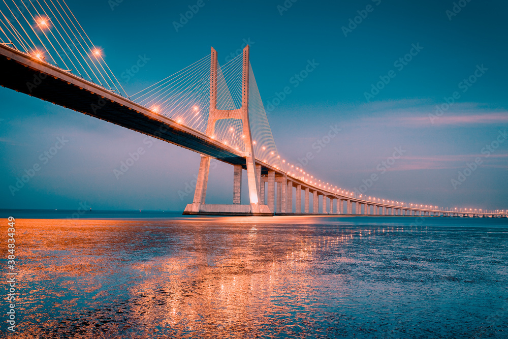Obraz premium sunrise on Vasco da Gama bridge