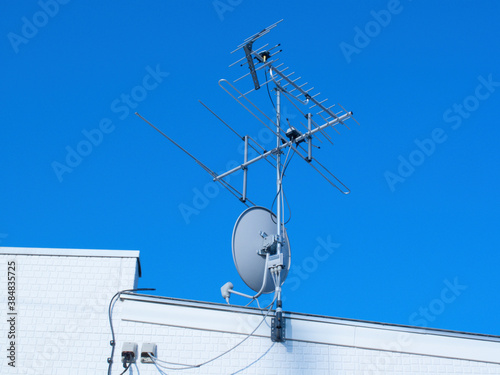 Obraz na płótnie 住宅の屋根のテレビのアンテナ