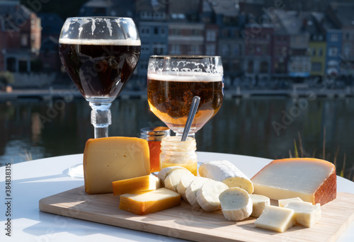 Fotografía Glass of Belgian abbey beer and tasting of cheeses made with trappist beer and f
