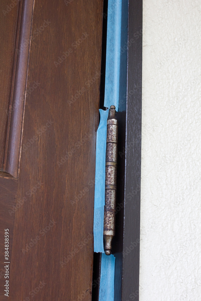 ニスを塗った住宅の玄関ドア