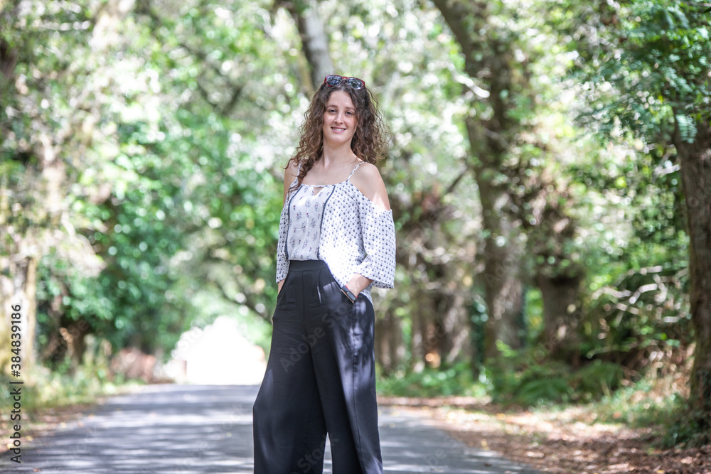 portrait of a woman posing on a lonely road among trees, posing standing.
He wears a white shirt and black pants
portrait of a woman posing on a lonely road among trees, posing standing.
He wears a white shirt and black pants