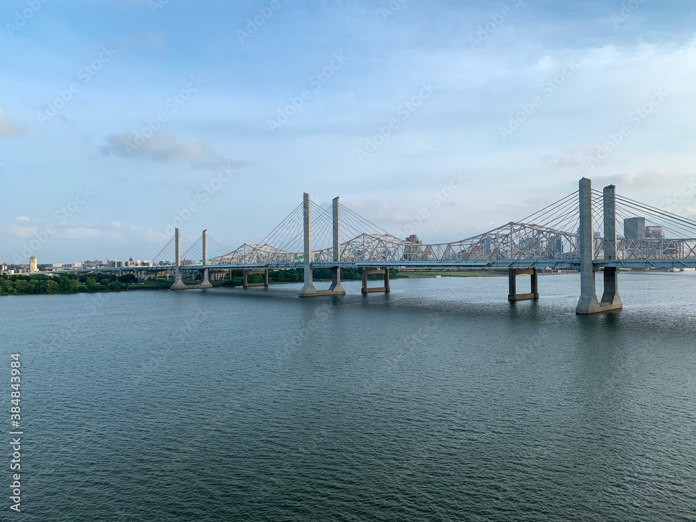 Obraz premium bridge over the river, city of Louisville