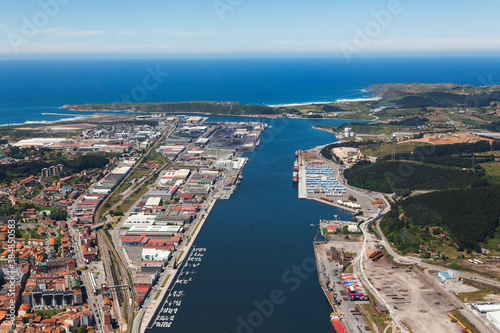 Vista aérea del puerto industrial de Avilés y entrada de la ría en al ciudad