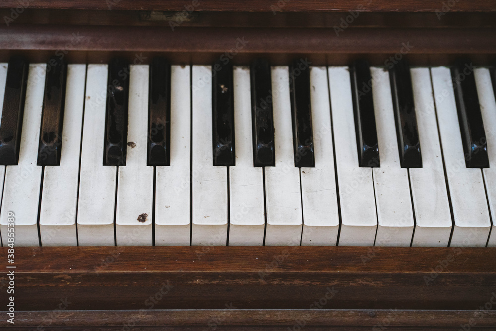 Old piano, made of dark brown wood. Pristine condition indicates an experience Can also play a very good sound placed in a coffee shop in Rayong Old piano, made of dark brown wood. Pristine condition indicates an experience Can also play a very good sound placed in a coffee shop in Rayong