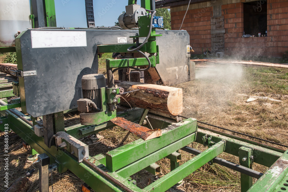 Mobile sawing equipment for logs in the open air. Mobility and work speed Mobile sawing equipment for logs in the open air. Mobility and work speed