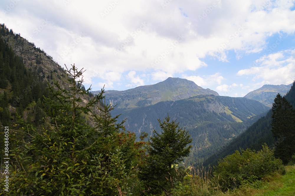 Urlaub in den Alpen im Montafon auf der Silvretta Hochalpenstraße bei blauem Himmel und sonnigem Herbsttag