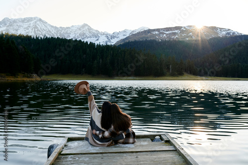 Canvas Print Carefree lesbian couple sitting by an alpine lake